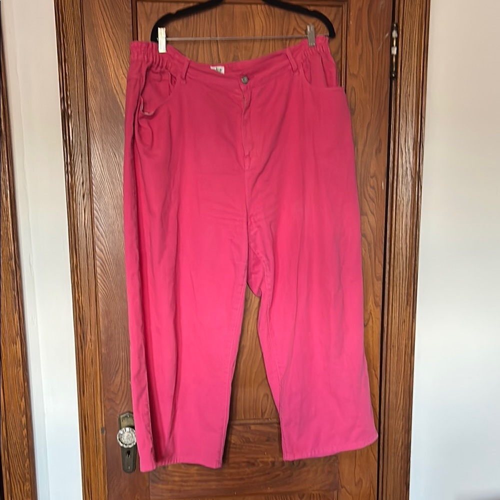 Vibrant cropped Pink Pants